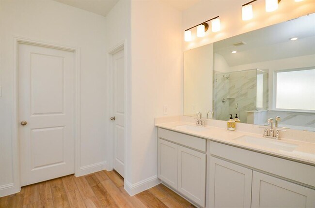 Building Photo - 7010 Glennwick Grv Ln