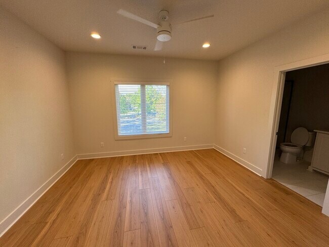Building Photo - Newer 3 bedroom 2.5 bathroom townhome in H...