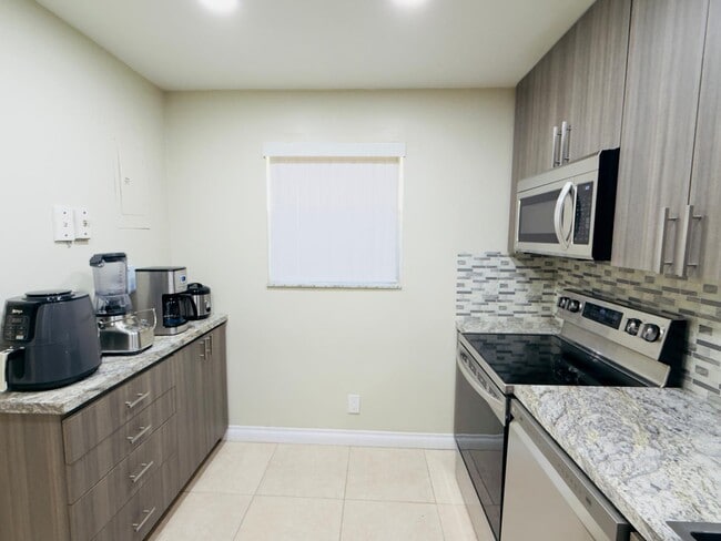 Building Photo - 5545 N Lakewood Cir