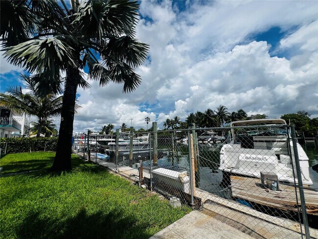 Building Photo - 2045 Calais Dr