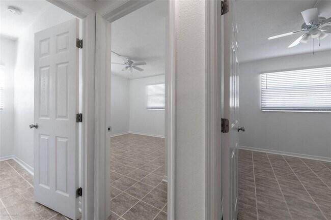 Building Photo - 927 W Olympia Ave