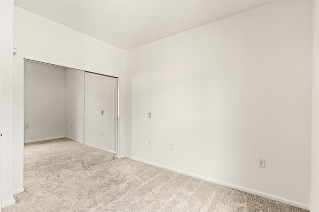 Building Photo - Downtown Oakland Condo w/ Parking & In Unit Laundry