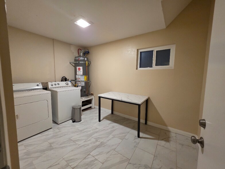 Building Photo - 8580 Golden Ridge Rd