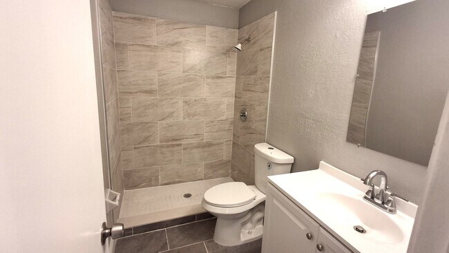 Building Photo - Upgraded 4BD/2BA Single Family Home in Orlando!