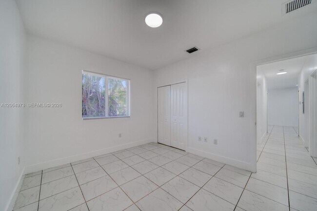Building Photo - 14708 NE 7th Ave