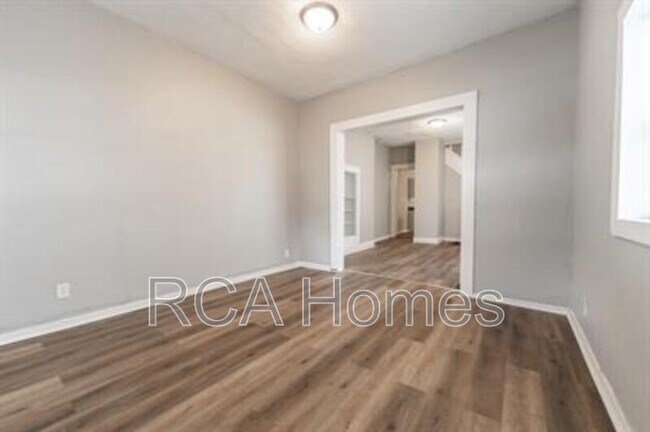 Building Photo - 2425 N Kenwood Ave