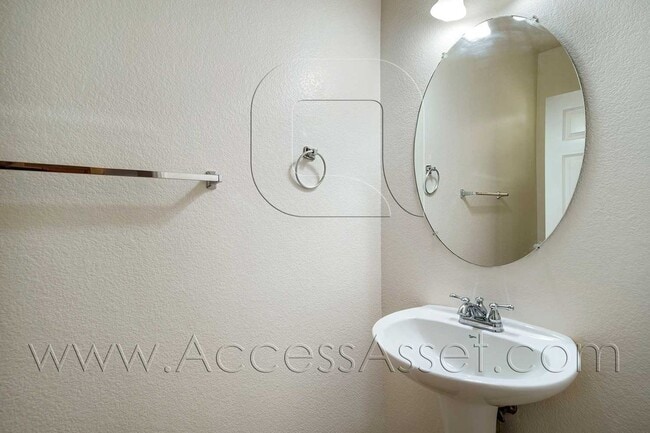 Building Photo - Beautiful 3 Bed / 2.5 Bath Townhouse In Vi...