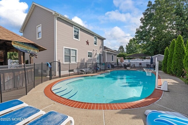 Building Photo - 7 Linden Ave