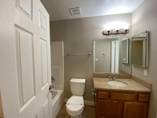 Building Photo - 2 Bedroom Condo in Arbor Hills Gated Community