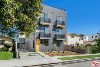 Building Photo - 2206 Carmona Ave