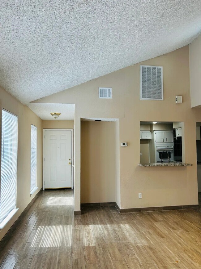 Building Photo - 11350 Oakcenter Dr