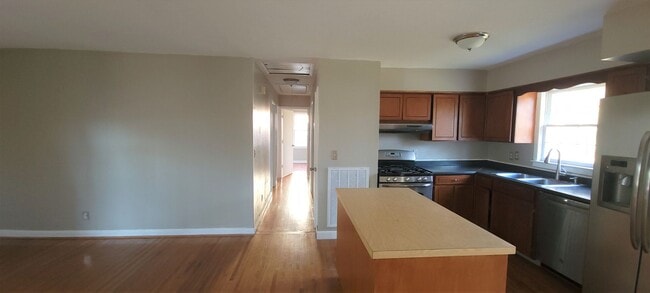 Building Photo - 4 Bedroom/ 1.5 Bath Brick Home for Rent in...