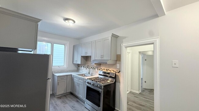 Building Photo - 56 Lindsley Pl