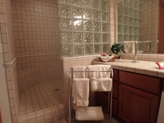 Building Photo - Executive Suite/Vacation/Short Term Rental 30-90 days