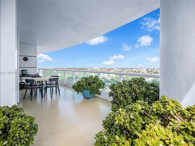 Building Photo - 2127 Brickell Ave