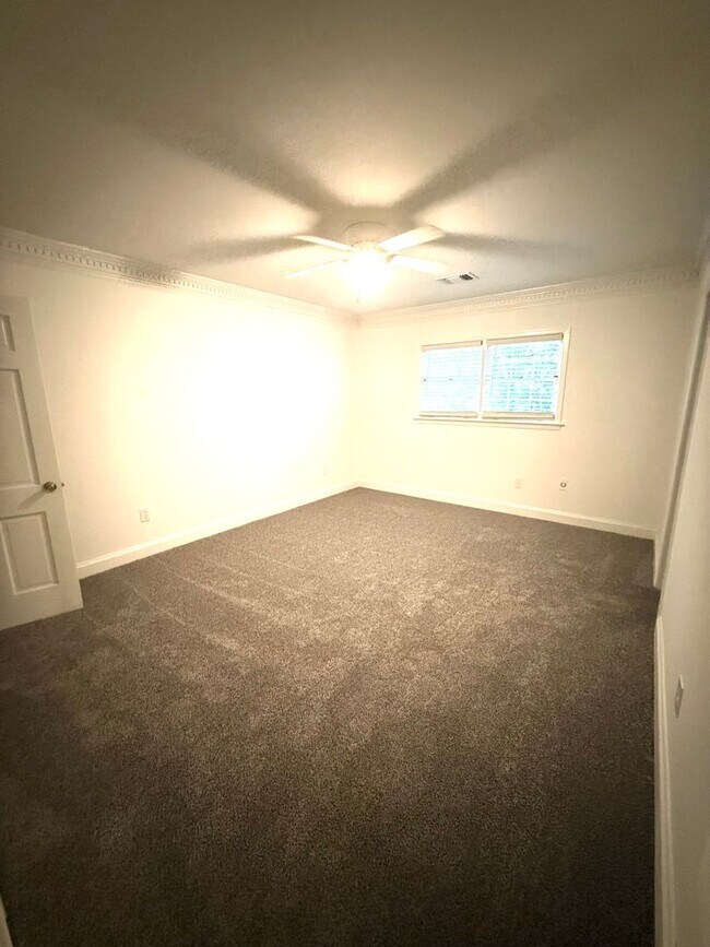 Building Photo - ** 4 Bed 2.5 Bath Located in Ridgefield** Call 334-366-9198 to schedule a self tour