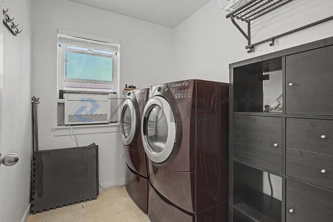 Building Photo - Unit