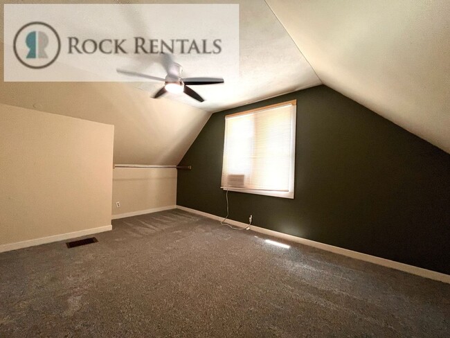 Building Photo - 3 Bed 1 Bath with Bonus Room
