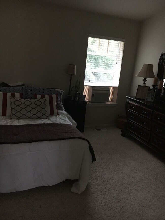 Building Photo - Crystal Heights Area of Puyallup-Fresh Pai...