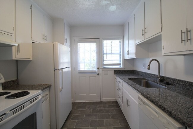Building Photo - April FREE On This 2 Bedroom 1 Bath Duplex In The Waldo Area