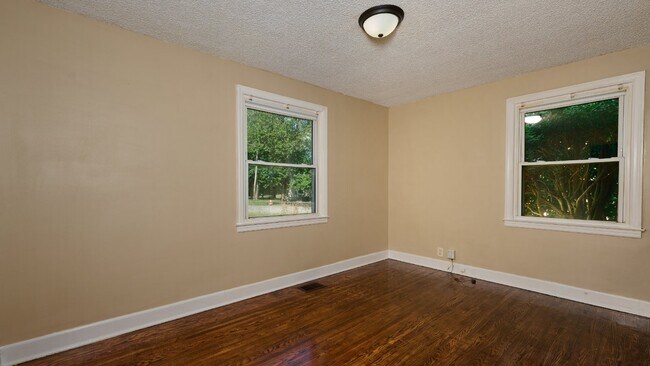 Building Photo - Near the Nashville Airport: 2BR, 1BA house...
