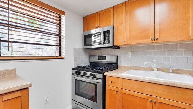 Building Photo - 13000 SW 92nd Ave