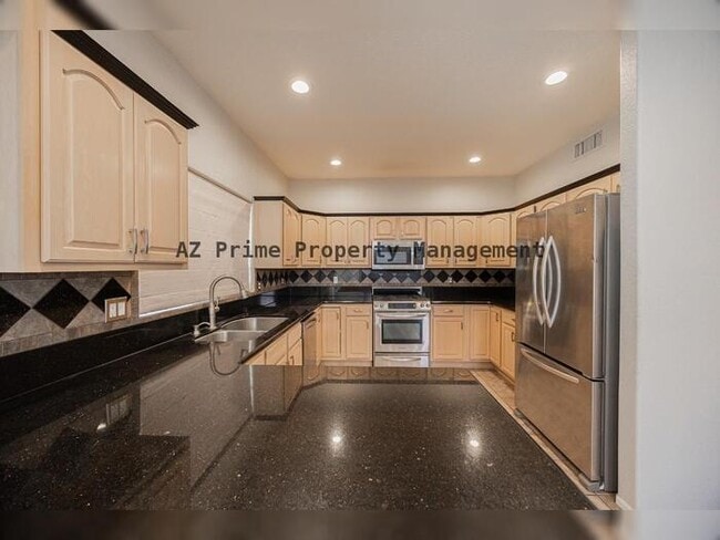 Building Photo - 873 W Tremaine Ave