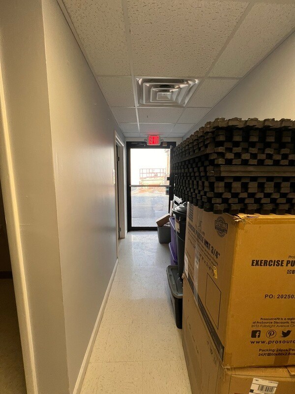 Building Photo - 826 Main St