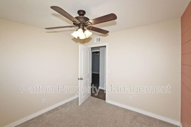 Building Photo - 5207 S Travis St