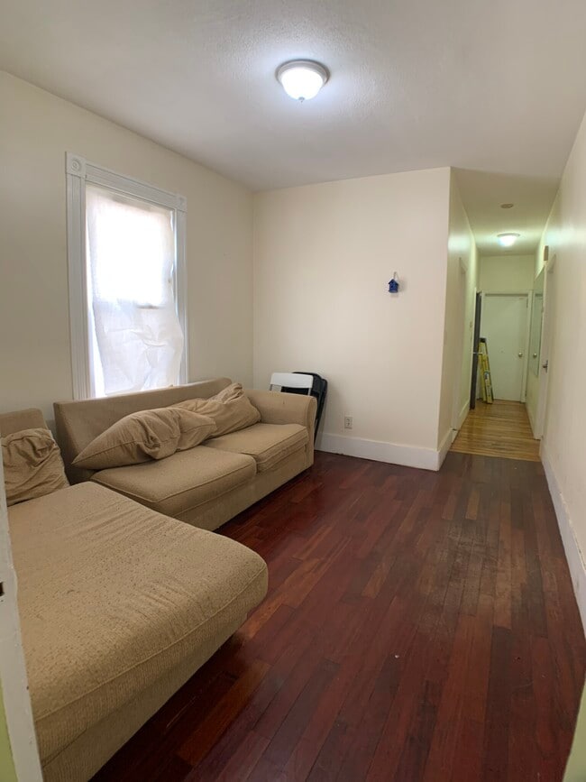 Building Photo - 569 Main St