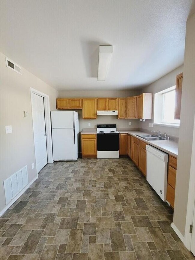 Building Photo - Cozy 2-Bedroom Upper-Level Home in Brookwo...