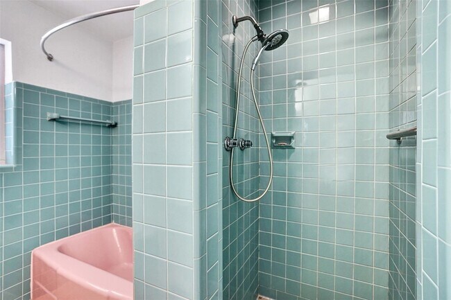 Building Photo - 820 SE 4th Ave