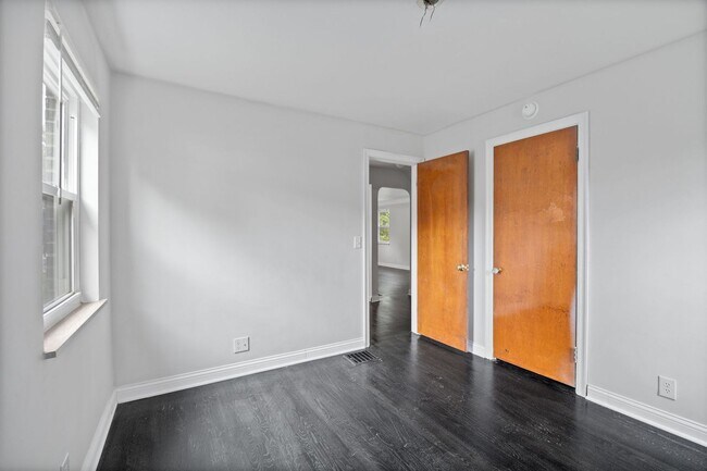 Building Photo - COLLEGE HILL-BEAUTIFULLY MAINTAINED 3 BEDR...