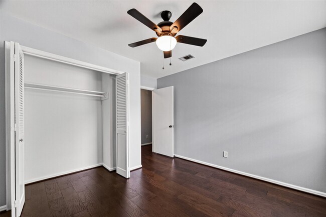 Building Photo - 811 Thicket Ln