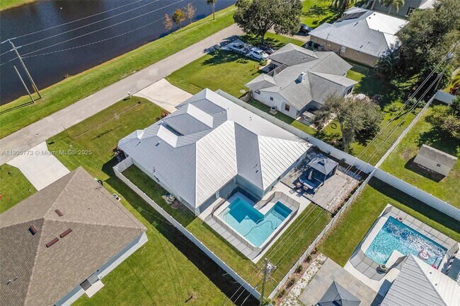 Building Photo - 4609 SW Pearl St