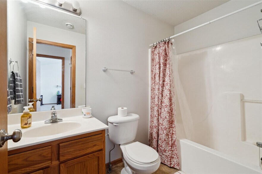 Building Photo - 533 E Goldfinch Dr