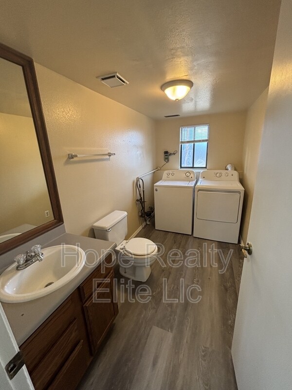 Building Photo - 902 Rancher Dr