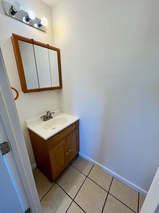 Building Photo - 2 Bed | 1.5 Bath | Duplex