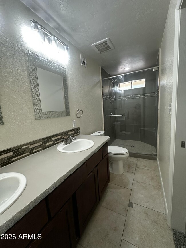 Building Photo - 8737 E Jackrabbit Rd