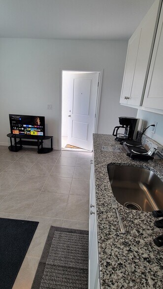 Building Photo - 733 Cleaves St SE