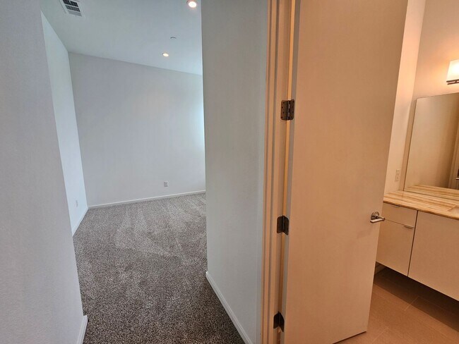 Building Photo - Minutes from Downtown, Uptown, Henderson, ...