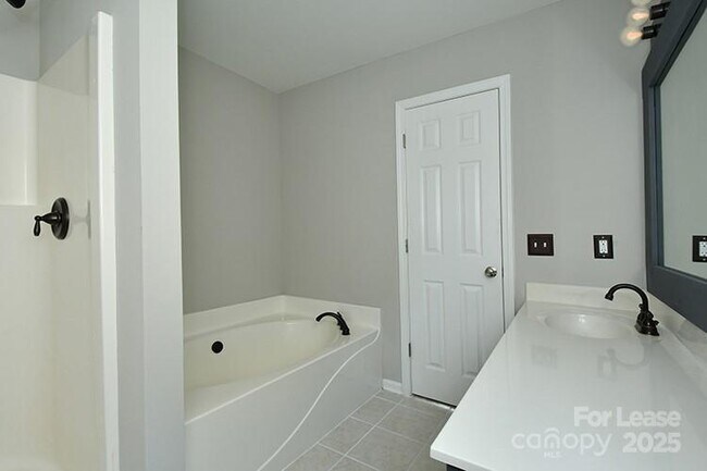 Building Photo - 129 Bosburg Dr