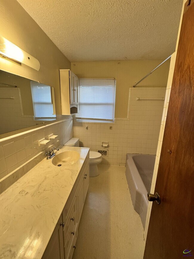 Building Photo - 501 Pinecrest Rd