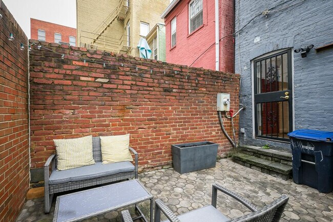 Building Photo - 1421 Hopkins St NW