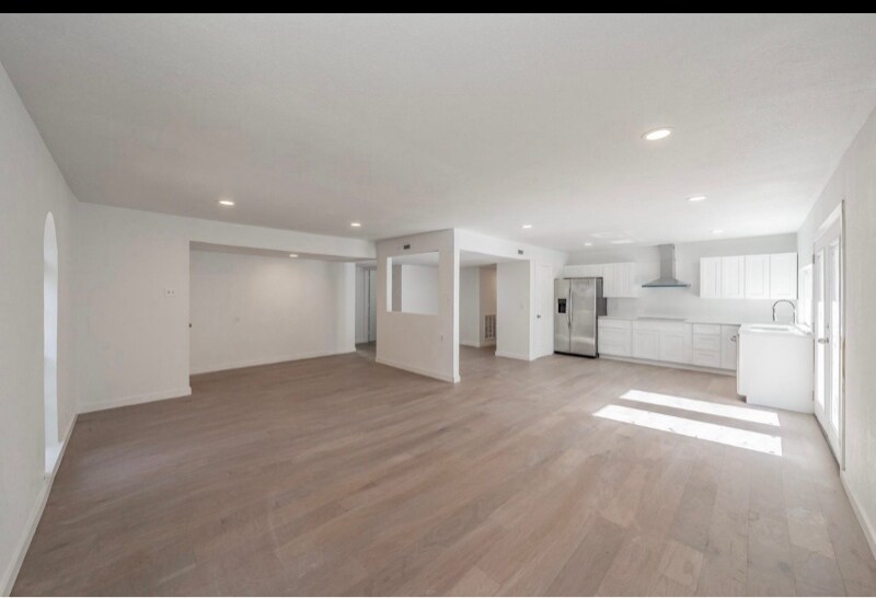 Building Photo - 3506 S Elm Dr