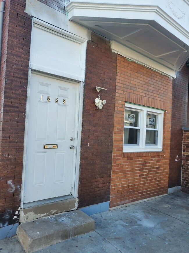 Building Photo - 1228 W Venango St