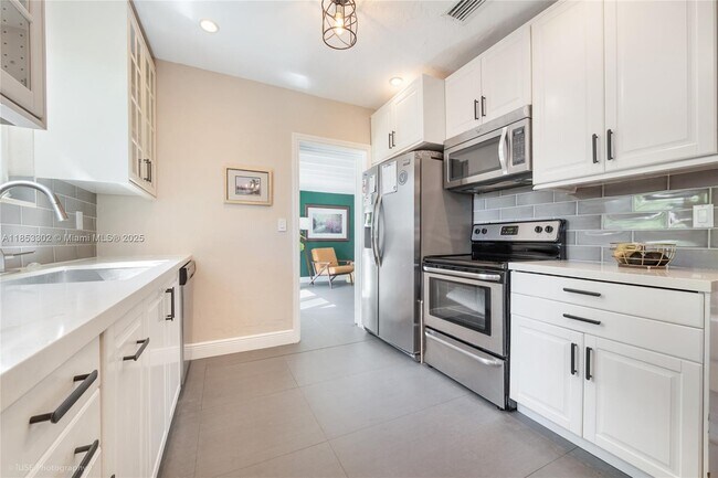 Building Photo - 5830 SW 51st St