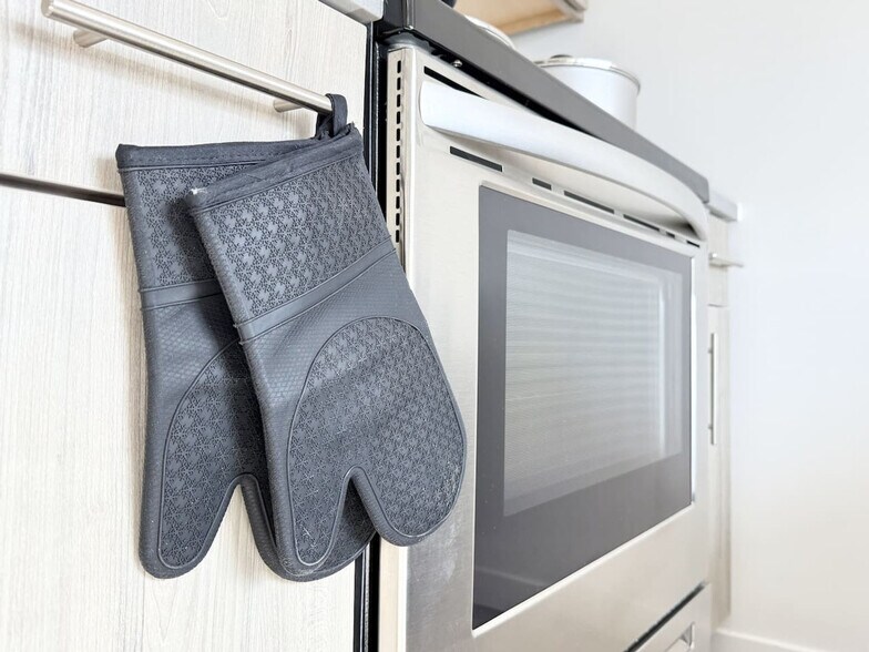 Building Photo - 501 N Perth St