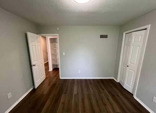 Building Photo - Updated 3 Bedroom Duplex with Spacious Bac...