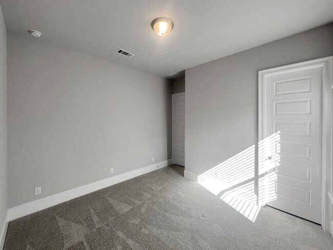 Building Photo - 16807 Hemlock Grove Dr